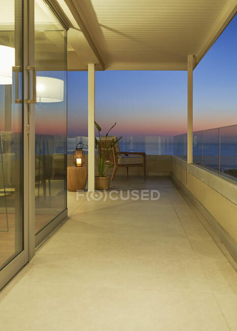 Balcone di lusso con vista panoramica sull'oceano al tramonto — Foto stock