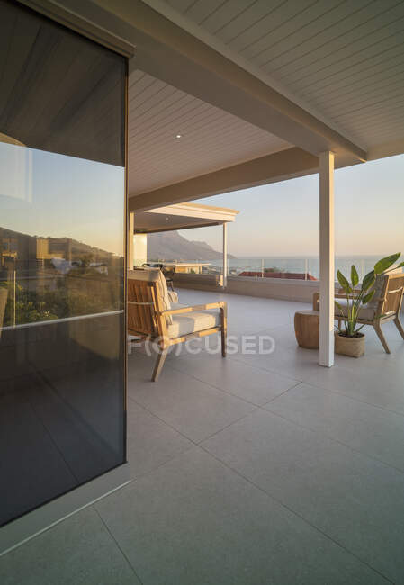 Sessel auf sonniger Luxus-Terrasse mit Meerblick — Stockfoto