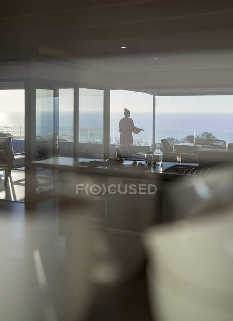 Femme sur balcon de luxe avec vue panoramique sur l'océan — Photo de stock