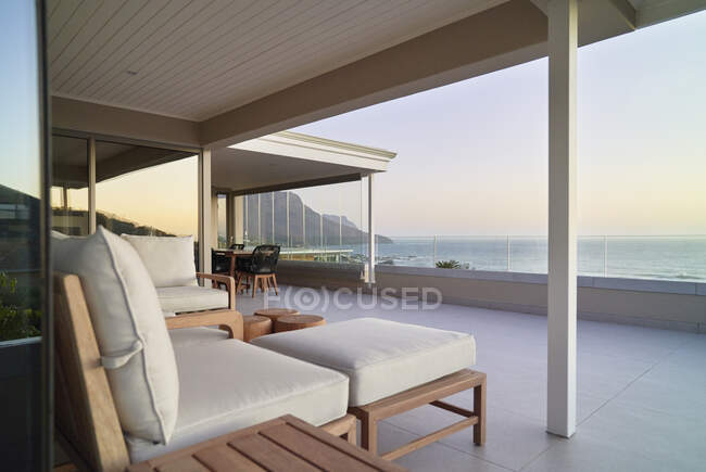 Maison de luxe vitrine patio avec vue panoramique sur l'océan tranquille — Photo de stock