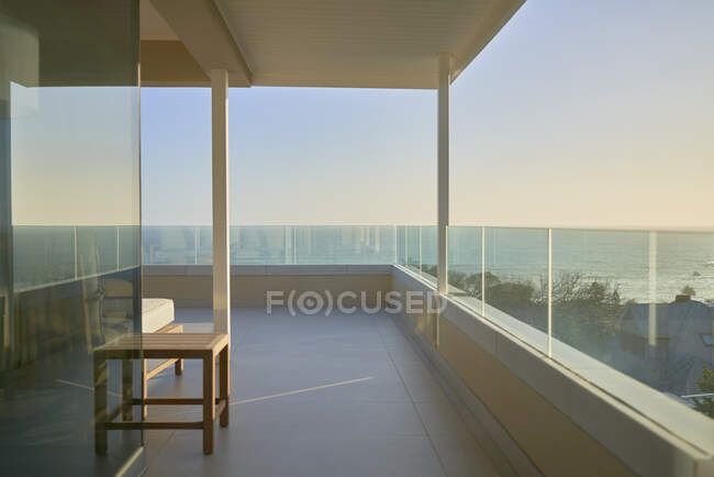 Sunny luxury home showcase balcony with scenic ocean view — Stock Photo