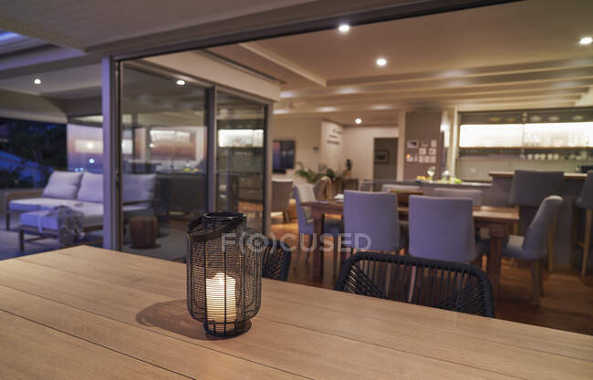 Lanterna e vela na mesa de jantar do pátio de luxo — Fotografia de Stock