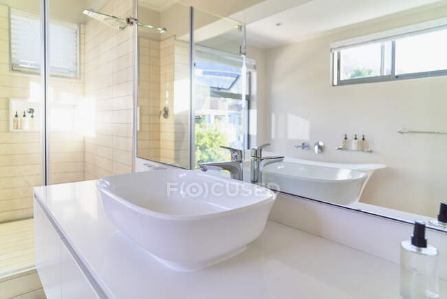 Fregadero blanco moderno en baño soleado - foto de stock
