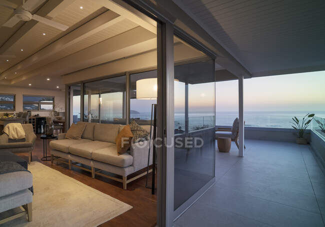 Maison de luxe vitrine salon et balcon avec vue panoramique sur l'océan — Photo de stock