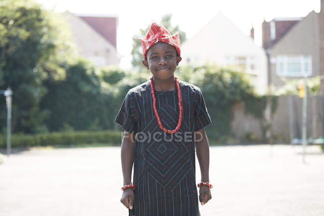 Porträt selbstbewusster Junge in traditioneller afrikanischer Kleidung — Stockfoto