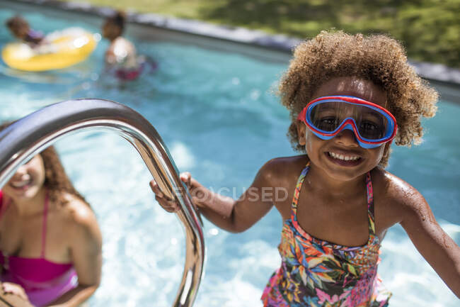 Ritratto ragazza carina in maschera da nuoto a piscina soleggiata — Foto stock