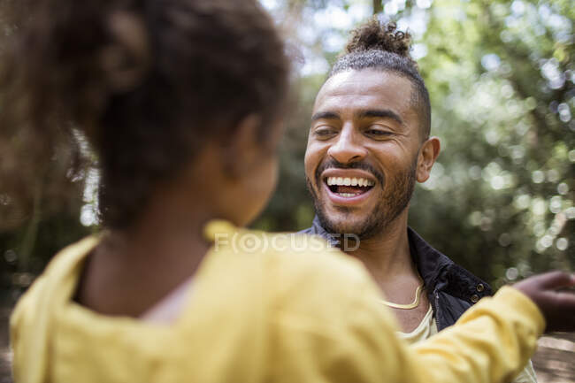 Счастливые отец и дочь в парке — стоковое фото