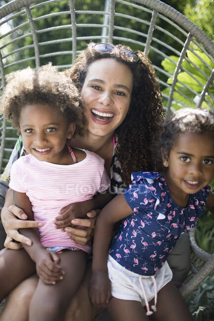 Retrato mãe feliz e filhas no pátio — Fotografia de Stock
