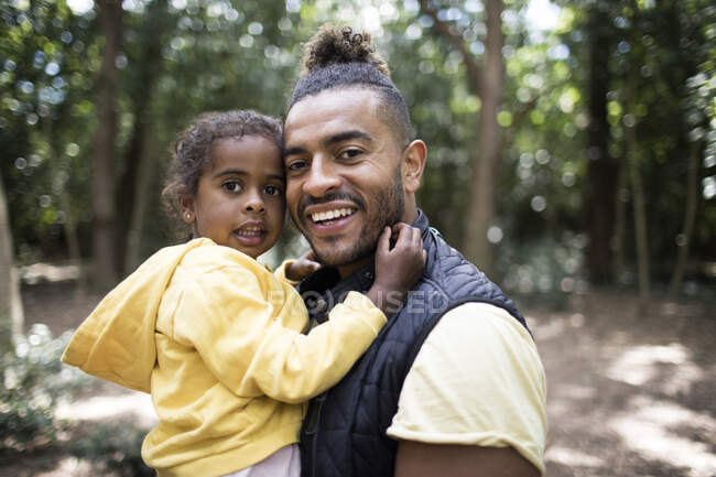 Retrato pai feliz e filha na floresta — Fotografia de Stock