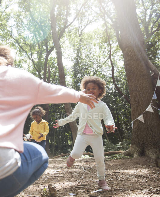 Mutter und Töchter spielen im sonnigen Sommerwald — Stockfoto