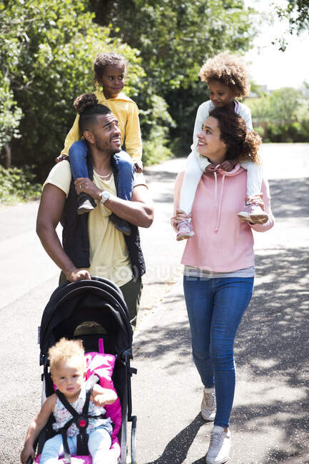 Glückliche Familie auf sonniger Straße — Stockfoto