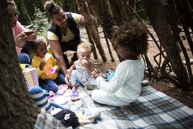 Familie spielt Teeparty in Baumfort — Stockfoto