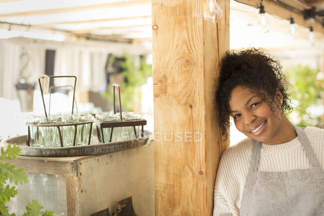 Портрет щаслива впевнена жінка власник розплідника рослин — стокове фото