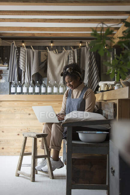 Verkäuferin arbeitet am Laptop in Gärtnerei — Stockfoto