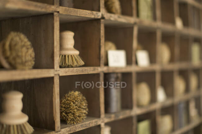 Brosses à poils en bois vintage dans des cubiques d'affichage en bois — Photo de stock