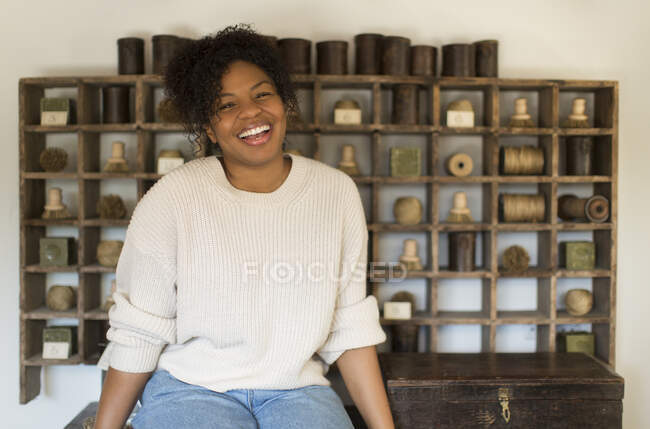Retrato feliz dono da loja feminina em exibição vintage — Fotografia de Stock