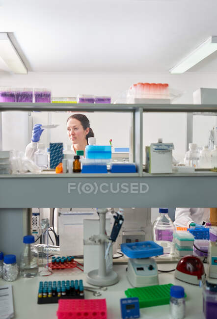 Cientista feminina com bandeja de espécime em laboratório — Fotografia de Stock