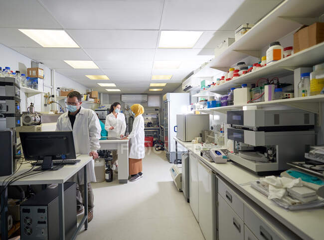 Wissenschaftler mit Mundschutz arbeiten im Labor — Stockfoto