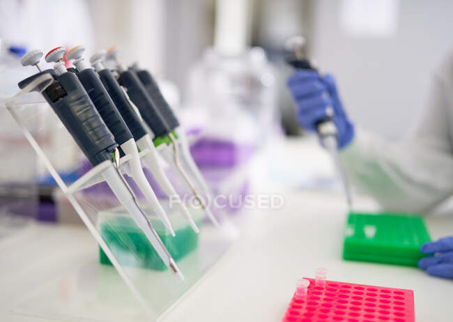 Pipette ravvicinate e portacampioni in laboratorio scientifico — Foto stock