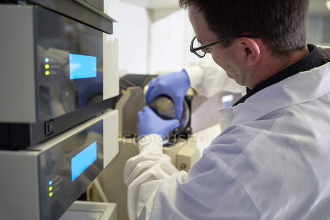 Homme scientifique utilisant des équipements en laboratoire — Photo de stock