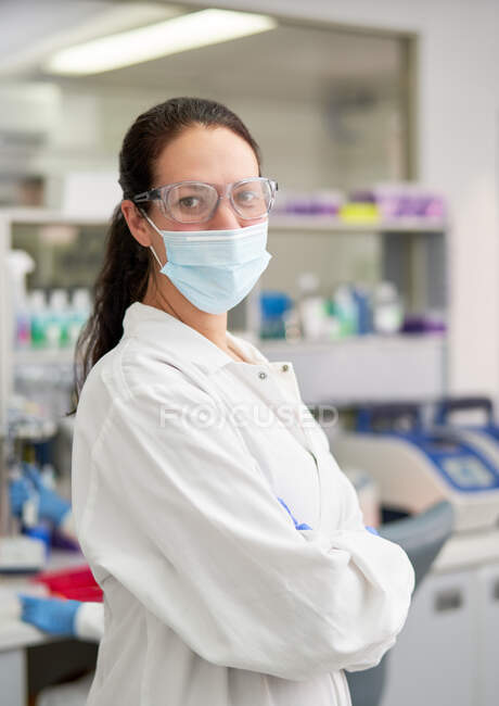 Portrait femme scientifique confiante en masque facial et lunettes — Photo de stock