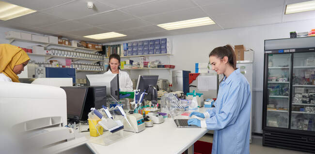 Wissenschaftlerinnen arbeiten im Labor — Stockfoto