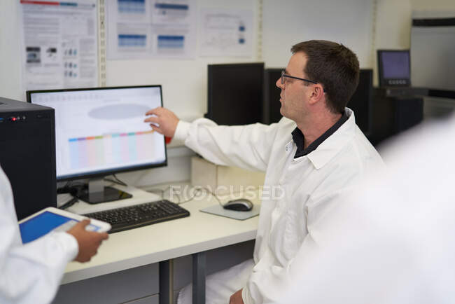 Homme scientifique travaillant à l'ordinateur en laboratoire — Photo de stock