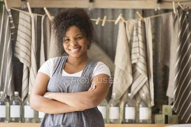 Porträt selbstbewusste Ladenbesitzerin mit verschränkten Armen — Stockfoto