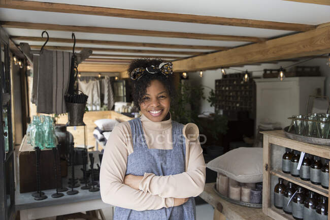 Портрет счастливая владелица магазина с деревянной ложкой — стоковое фото