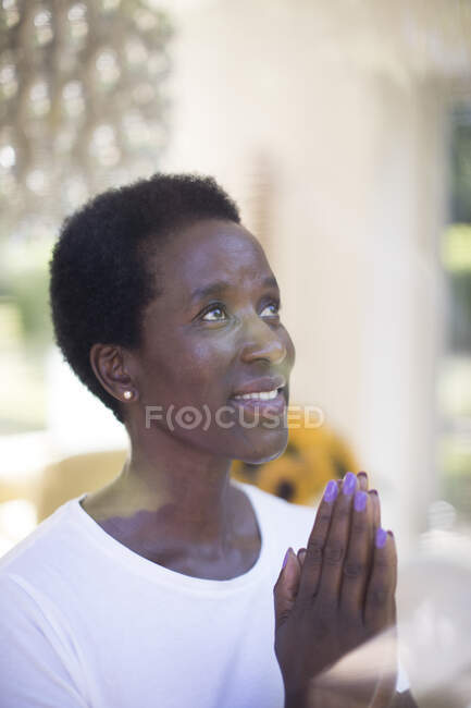 Reife Frau betet mit gefalteten Händen — Stockfoto