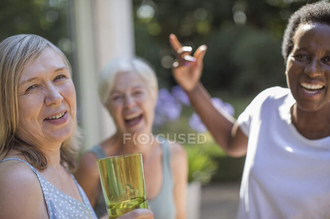 Porträt glückliche Seniorinnen lachen auf sonniger Terrasse — Stockfoto