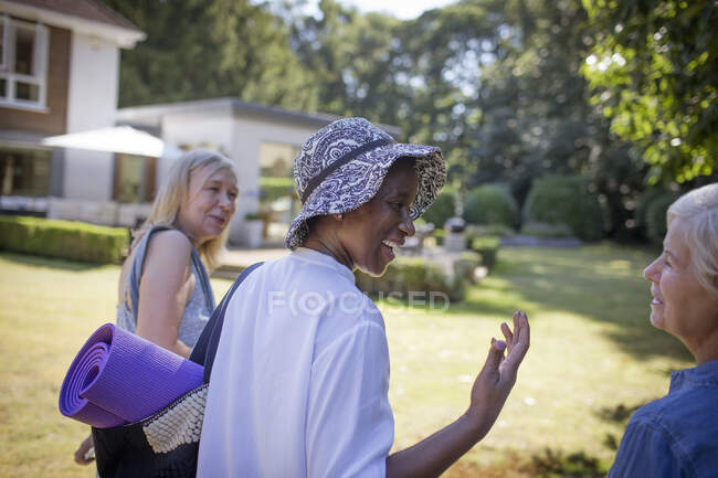 Щасливі старші жінки друзі з йоги килимок в сонячному літньому саду — стокове фото