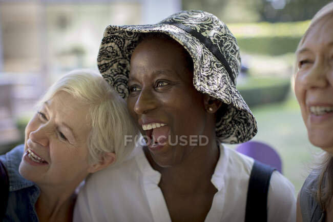 Щасливі старші жінки друзі сміються — стокове фото