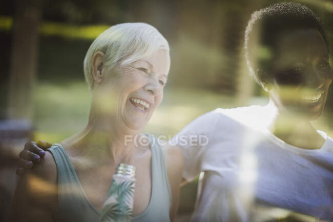 Felice anziane amiche sul patio soleggiato — Foto stock