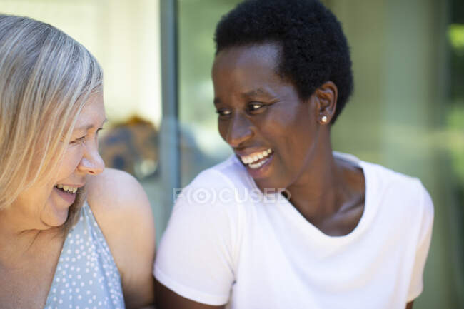 Fröhliche Seniorinnen lachen — Stockfoto