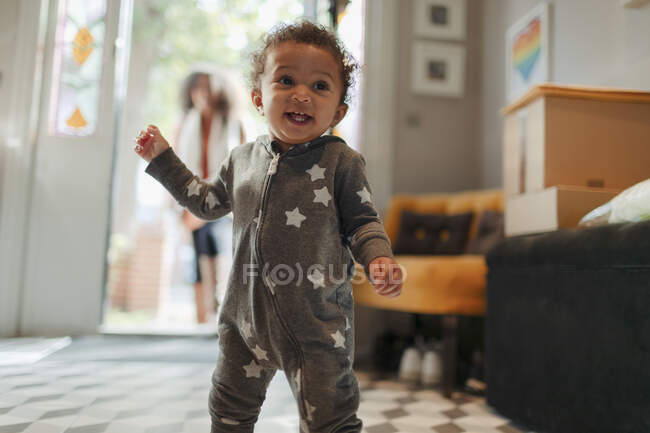 Carino felice bambina in pigiama stella a casa — Foto stock