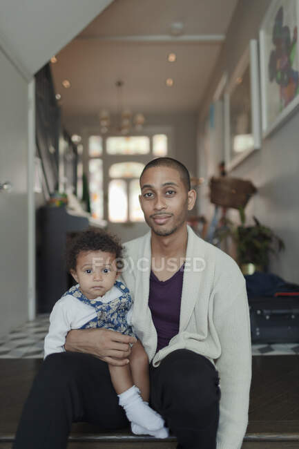 Retrato pai e bebê filha em casa — Fotografia de Stock