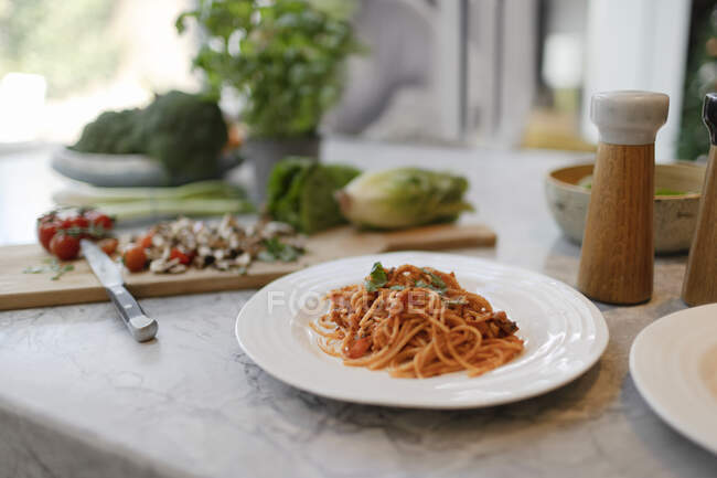 Nature morte assiette fraîche de spaghettis sur comptoir de cuisine — Photo de stock
