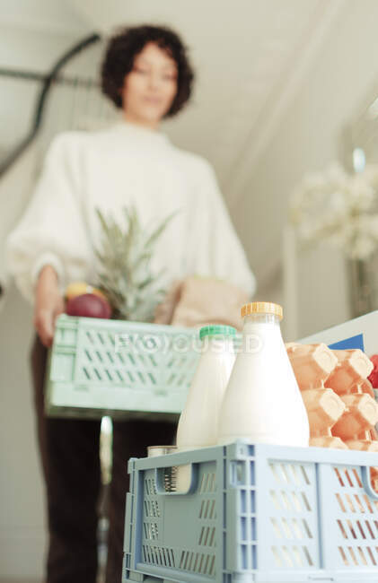 Mulher recebendo entrega de supermercado em casa — Fotografia de Stock