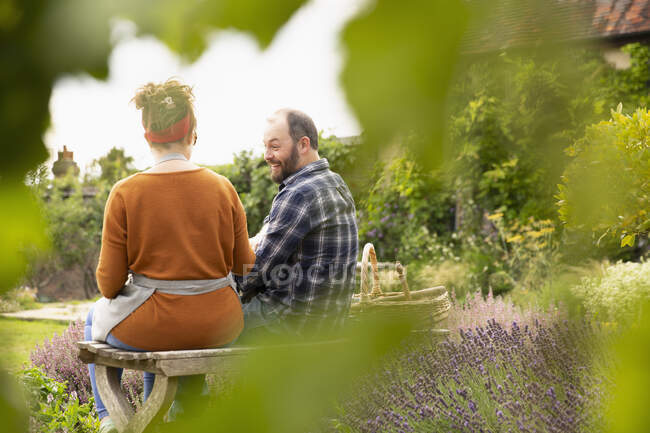 Щаслива пара відпочиває від садівництва на задньому дворі — стокове фото
