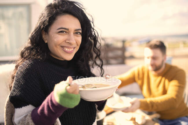 Portrait femme heureuse manger sur terrasse ensoleillée — Photo de stock