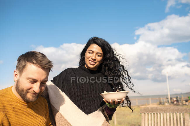Casal comendo no pátio ensolarado da praia — Fotografia de Stock