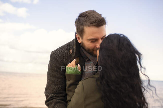 Liebespaar küsst sich am Strand — Stockfoto