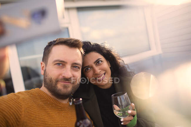 Счастливая пара делает селфи на патио — стоковое фото
