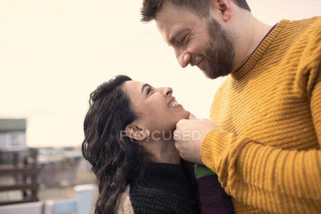 Heureux couple affectueux face à face — Photo de stock