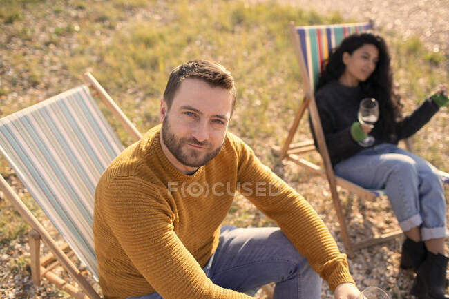 Retrato homem confiante relaxante na cadeira de gramado por namorada — Fotografia de Stock