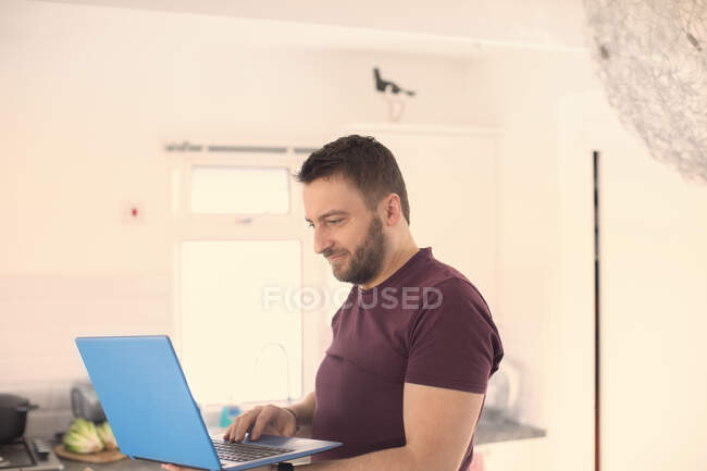 Man working from home at laptop — Stock Photo