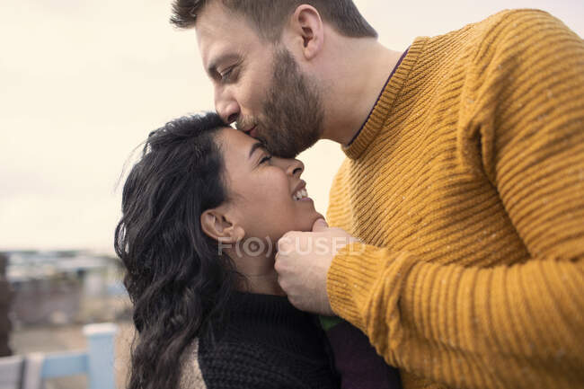 Happy affectionate couple kissing — Stock Photo