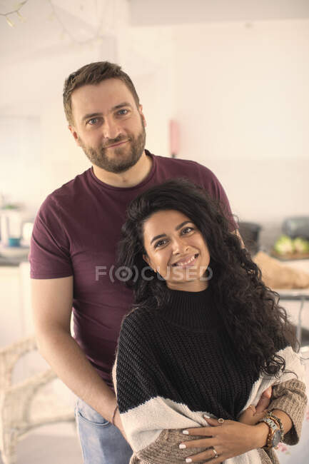 Retrato feliz pareja en casa - foto de stock
