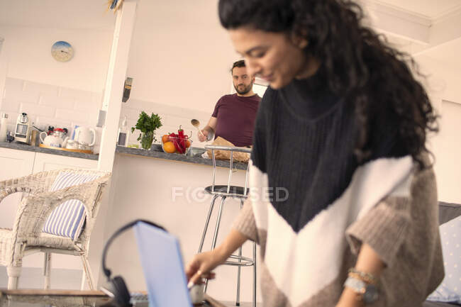 Casal trabalhando e cozinhar em casa — Fotografia de Stock
